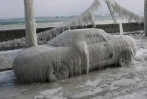 凍った車