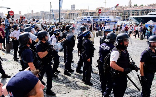 ロシアワールドカップではフーリガンに要注意。EURO2016で暴動鎮圧のため催涙ガスを発射するフランス警察