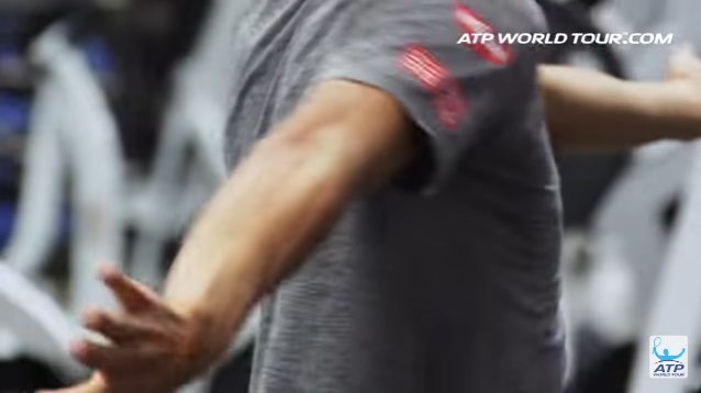 テニス選手のオフトレーニング 錦織圭選手の場合 腕を交互にひねるストレッチ