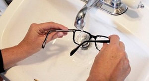 流水でメガネを洗う