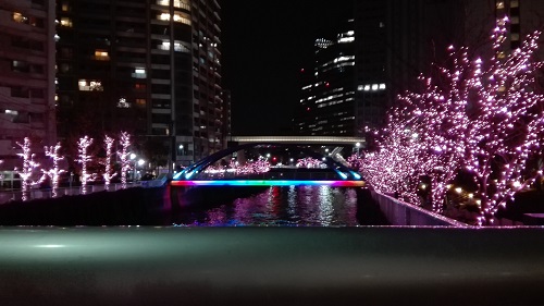 目黒川みんなのイルミネーション2017 御成橋から眺めた鈴懸歩道橋の虹色イルミ