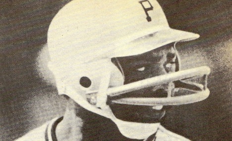 日本プロ野球界で着用者急増中のフェイスガード付きヘルメット。2本バータイプのヘルメットを着けるデーブ・パーカー03
