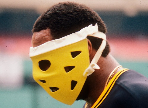 日本プロ野球界で着用者急増中のフェイスガード付きヘルメット。ホッケーマスクの加工品を着けるデーブ・パーカー02