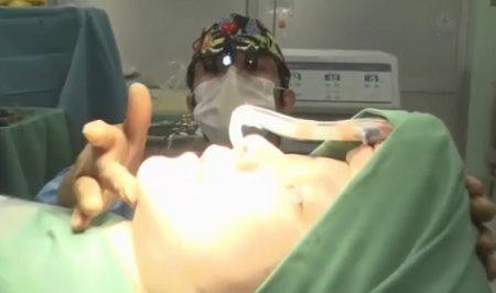 ザ・ノンフィクション 有村藍里の整形手術に密着 手術中の鼻、唇、あご先が一直線になるように位置を確認する山口憲昭医師