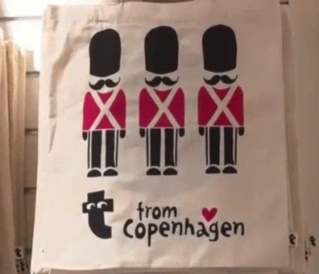 フライングタイガー コペンハーゲン 表参道ストアで一番の人気商品の兵隊さんデザインのエコバッグ
