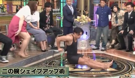 NHK筋肉体操の“筋肉弁護士”小林航太のトレーニング内容 二の腕シェイプアップにおすすめのチェア・ディップス。ダウンタウンDXより