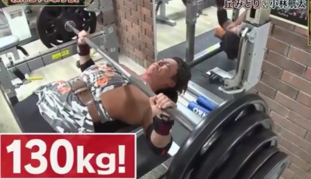 NHK筋肉体操の“筋肉弁護士”小林航太のトレーニング方法 130kgのベンチプレス。ダウンタウンDXより