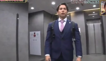 NHK筋肉体操の“筋肉弁護士”小林航太の仕事終わりのスーツ姿。ダウンタウンDXより