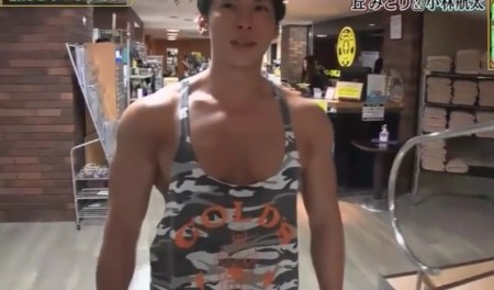 NHK筋肉体操の“筋肉弁護士”小林航太の筋トレ時の格好。胸開きすぎのボディビルダー仕様のタンクトップ姿。ダウンタウンDXより