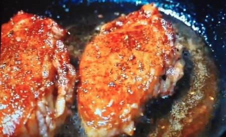 出川哲郎の充電旅から出川哲郎が「日本一美味しい二大ステーキ店」に挙げたお店は？望月 牛ヒレステーキの調理シーン