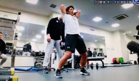 吉田正尚の筋肉を作る室伏広治流トレーニング法の内容とは？バンド＆ケトルベルプルオーバー