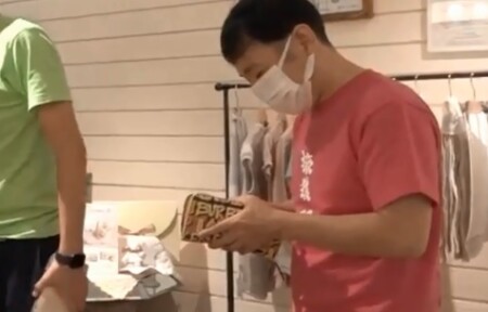 「東野・岡村の旅猿17」でベッキーの出産祝いを買う際に私物財布を持つナイナイ岡村隆史