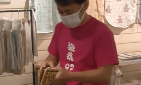 「東野・岡村の旅猿17」でベッキーの出産祝いを買う際に私物財布を開くナイナイ岡村隆史