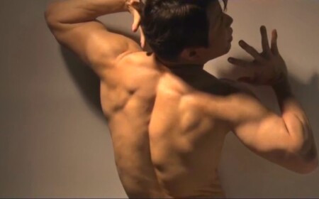 西川貴教の背中の筋肉。写真集撮影風景