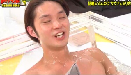 バナナサンド サウナ後の水風呂に恍惚の表情を浮かべる磯村勇斗