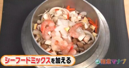 相葉マナブ 第14回釜飯グランプリのレシピ全6種類 天丼っぽい釜飯 シーフードミックスを入れる