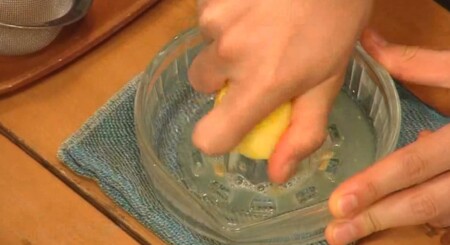 グレーテルのかまど 名探偵コナンのレモンパイレシピの作り方 レモンカードの作り方 果汁を搾る