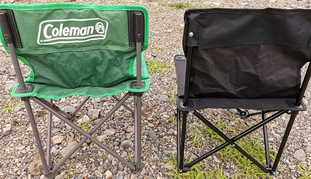 ダイソーキャンプギア 500円折りたたみキャンプ椅子とコールマン コンパクトクッションチェアの背面比較