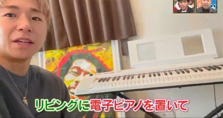 武尊の自宅リビングに電子ピアノ