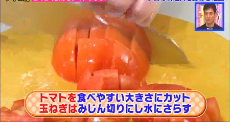 ソレダメレシピ アヤコの飲めるトマトサラダの作り方 トマトを切る