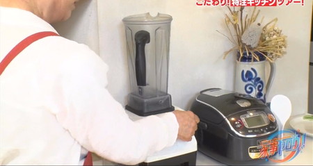 家事ヤロウ 平野レミ自宅キッチンの炊飯器とミキサーは象印とバイタミックス