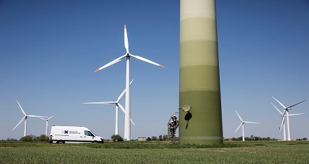 風力発電の風車の色 根元が緑色