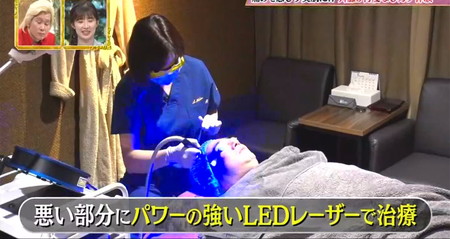 カズレーザーと学ぶ LED光治療をジャンポケ斉藤が検証 LEDレーザーでスポット照射