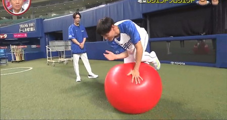 大島洋平のトレーニング方法 バランスボールに乗って肘と膝をタッチ