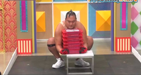 澤田賢澄の100kgパチンコ玉持ち上げ 2列縦6箱 有吉クイズ
