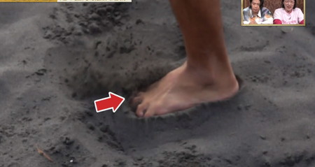 トリセツショー 足の握力を鍛えるには砂浜で裸足
