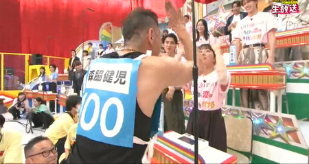 オールスター感謝祭マラソン2026秋 森脇健児と上白沢萌音のハイタッチ